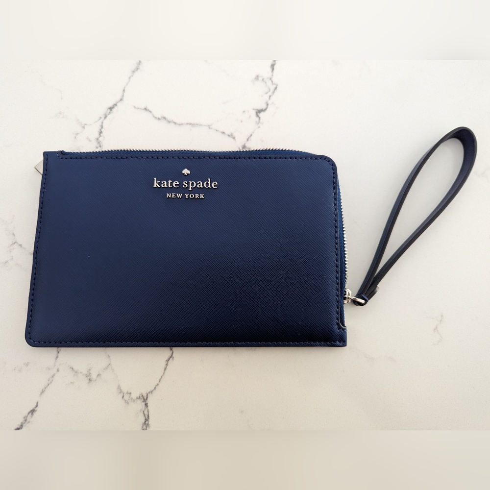 NWOT Kate Spade Staci Medium L Zip Wristlet in Navy